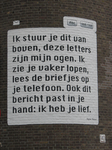 828502 Afbeelding van een gedicht van de Utrechtse dichter Ingmar Heytze, geschilderd op de gevel van het pand ...